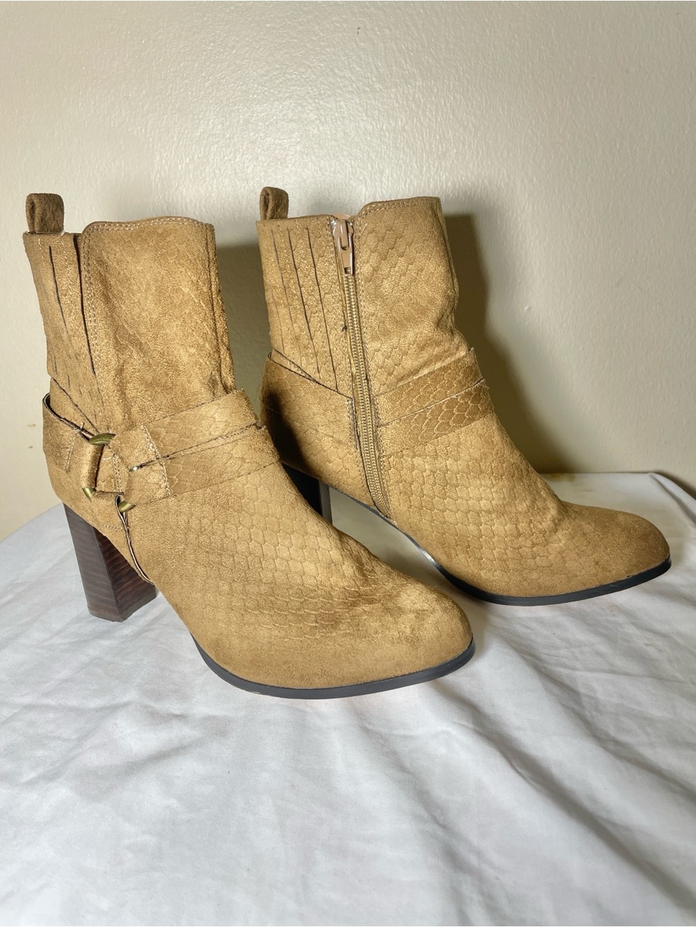 Sz 8 women’s Coconut by Mattise breakaway fashion Textured Ankle Boots in Tan